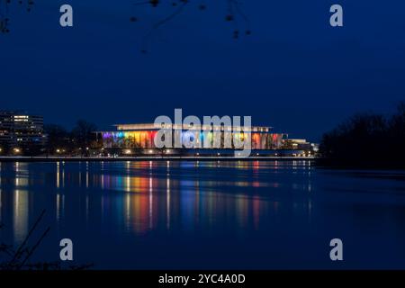 Das Kennedy Center ist mit Regenbogenlichtern beleuchtet, um die Kennedy Center Honors in Washington, D.C. zu feiern. Die Regenbogenfarben und das Logo symbolisieren Stockfoto