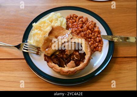 Chicken Pie, Kartoffelrahm und gebackene Bohnen. Stockfoto