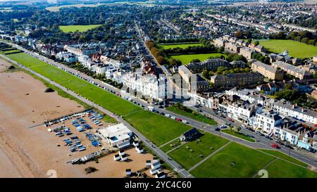 Luftaufnahme mit Downs Sailing Club und Sea Café auf Walmer Green, Walmer, Deal, Kent Stockfoto