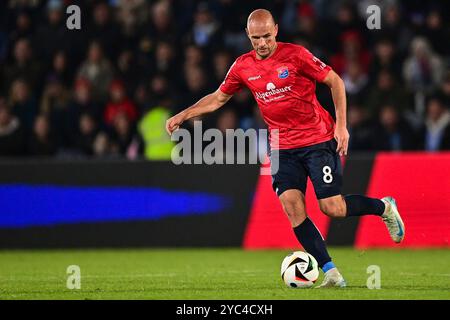 Unterhaching, Deutschland. Oktober 2024. Manuel Stiefler (Unterhaching, 8) am Ball, Freisteller, Einzelbild, Aktion, Aktion, 20.10.2024, Unterhaching (Deutschland), Fussball, 3. LIGA, SPVGG UNTERHACHING - TSV 1860 MÜNCHEN, DFB/DFL-VORSCHRIFTEN VERBIETEN DIE VERWENDUNG VON FOTOGRAFIEN ALS BILDSEQUENZEN UND/ODER QUASI-VIDEO. Quelle: dpa/Alamy Live News Stockfoto