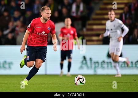 Unterhaching, Deutschland. Oktober 2024. Johannes Geis (Unterhaching, 5) am Ball, 20.10.2024, Unterhaching (Deutschland), Fussball, 3. LIGA, SPVGG UNTERHACHING - TSV 1860 MÜNCHEN, DFB/DFL-VORSCHRIFTEN VERBIETEN JEDE VERWENDUNG VON FOTOGRAFIEN ALS BILDSEQUENZEN UND/ODER QUASI-VIDEO. Quelle: dpa/Alamy Live News Stockfoto