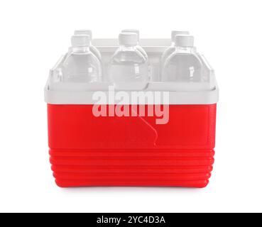 Viele Flaschen Wasser in Kühlbox isoliert auf weiß. Kühlschrank für unterwegs Stockfoto