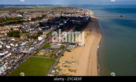 Aus der Vogelperspektive auf Walmer Green, mit Blick auf Walmer Adventure Golf und Deal Pier. Stockfoto