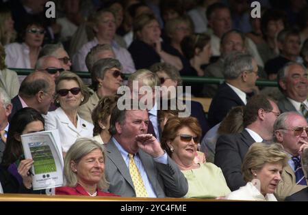 Der Fernseh- und Radiomoderator Terry Wogan und seine Frau Helen sehen Tennis in der königlichen Box im Wimbledon 2002 Stockfoto