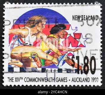 Gestempelte Briefmarke, gedruckt von Neuseeland, die Hürden zeigt, 14. Commonwealth Games, Auckland, um 1989. Stockfoto