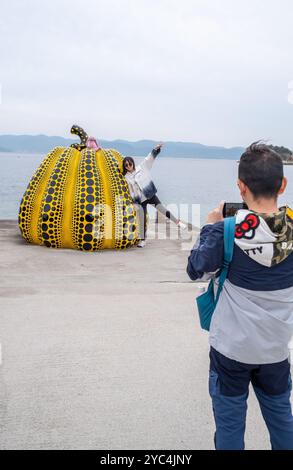 Yayoi Kusamas Kürbisskulptur auf der Insel Naoshima in Japan Stockfoto