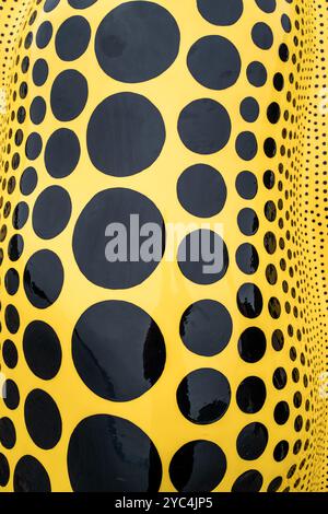 Yayoi Kusamas Kürbisskulptur auf der Insel Naoshima in Japan Stockfoto