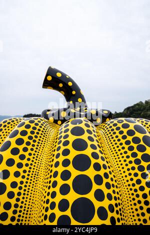 Yayoi Kusamas Kürbisskulptur auf der Insel Naoshima in Japan Stockfoto