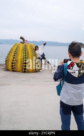 Yayoi Kusamas Kürbisskulptur auf der Insel Naoshima in Japan Stockfoto