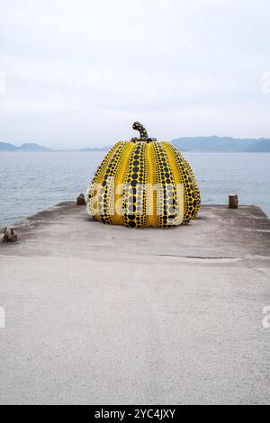 Yayoi Kusamas Kürbisskulptur auf der Insel Naoshima in Japan Stockfoto