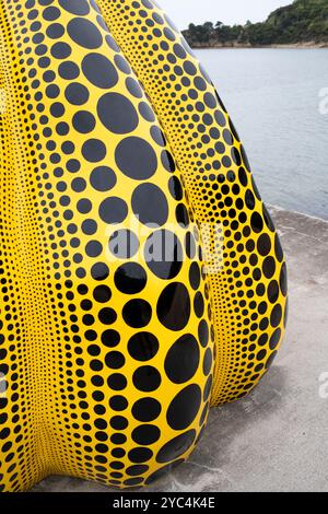 Yayoi Kusamas Kürbisskulptur auf der Insel Naoshima in Japan Stockfoto