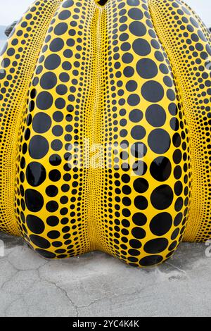 Yayoi Kusamas Kürbisskulptur auf der Insel Naoshima in Japan Stockfoto
