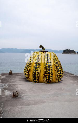 Yayoi Kusamas Kürbisskulptur auf der Insel Naoshima in Japan Stockfoto