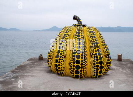 Yayoi Kusamas Kürbisskulptur auf der Insel Naoshima in Japan Stockfoto