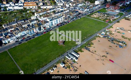 Luftaufnahme von Walmer Green, zeigt den Deal Memorial Bandstand, Walmer, Kent Stockfoto