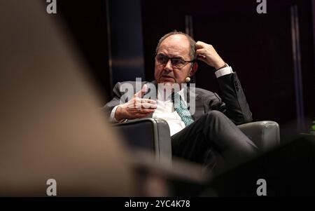 Salzburg, Österreich, Österreich. Oktober 2024. CHRISTIAN SCHMIDT, hoher Vertreter für Bosnien-Herzegowina, spricht auf dem 20. Europa-Gipfel in Salzburg, einem Treffen, bei dem Vertreter und Staats- und Regierungschefs der 27 europäischen Staaten zusammenkommen. Die Fragen der EU-Erweiterung sind ein großes Anliegen für die EU-Nationen, und die Frage nach Geschwindigkeit und Vorteilen hat zu einer teilweisen Teilung der staaten geführt. Quelle: ZUMA Press, Inc./Alamy Live News Stockfoto