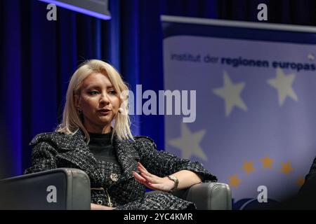 Salzburg, Österreich, Österreich. Oktober 2024. MAIDA GORCEVIC, Ministerin für europäische Angelegenheiten, Montenegro, spricht auf dem 20. Europa-Gipfel in Salzburg, einem Treffen, bei dem Vertreter und Staats- und Regierungschefs der 27 europäischen Staaten zusammenkommen. Die Fragen der EU-Erweiterung sind ein großes Anliegen für die EU-Nationen, und die Frage nach Geschwindigkeit und Vorteilen hat zu einer teilweisen Teilung der staaten geführt. Quelle: ZUMA Press, Inc./Alamy Live News Stockfoto