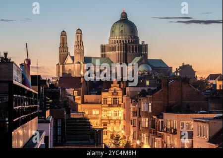 Die nationale Basilika des Heiligen Herzens während der goldenen Stunde in Koekelberg, Region Brüssel Hauptstadt, Belgien 16. Oktober 2024 Stockfoto