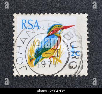 Gestempelte Briefmarke von Südafrika, die afrikanischen Zwergeisenvogel (Ispidina picta) zeigt, um 1970. Stockfoto