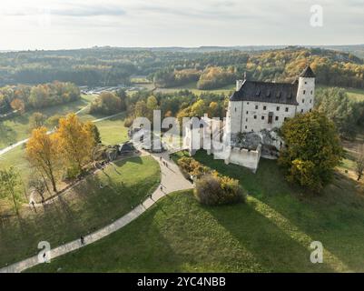 Drohnenansicht von Bobolice Castle im Herbst. Ruinen der Kalksteinburg. Alte mittelalterliche Festung, königliche Burg im Dorf Bobolice, Polen. Stro Stockfoto