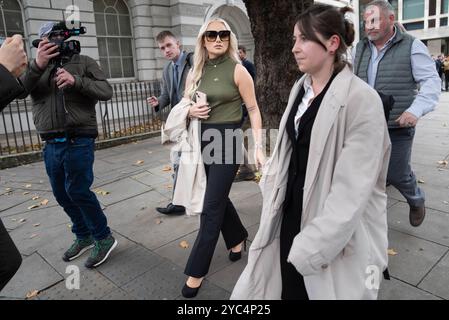 Victoria Thomas Bowen verließ den Westminster Magistrates' Court in London, nachdem sie sich schuldig bekannt hatte, wegen Schlägen und strafrechtlicher Schäden verletzt zu werden, nachdem sie während des Wahlkampfs am 4. Juni einen Milchshake über den britischen Reformführer Nigel Farage vor einem Pub in Calcton-on-Sea in Essex geworfen hatte. Bilddatum: Montag, 21. Oktober 2024. Stockfoto