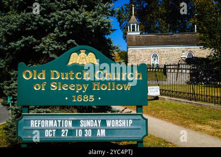 Die Old Dutch Church wurde am 8. Oktober 2024 in Sleepy Hollow am Broadway fotografiert. Die Gegend ist ein beliebter Touristenmagnet während Hallowen, der Heimat des Schriftstellers und Dichters Washington Irving, berühmt für die Kurzgeschichten „Rip Van Winkle“ und „The Legend of Sleepy Hollow“. Der später zu einem großen Hollywood-Film wurde. Stockfoto