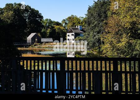 Philipsburg Manor House Water Mill fotografiert am 8. Oktober 2024 am Broadway in Sleepy Hollow. Die Gegend ist ein beliebter Touristenmagnet während Hallowen, der Heimat des Schriftstellers und Dichters Washington Irving, berühmt für die Kurzgeschichten „Rip Van Winkle“ und „The Legend of Sleepy Hollow“. Der später zu einem großen Hollywood-Film wurde. Stockfoto