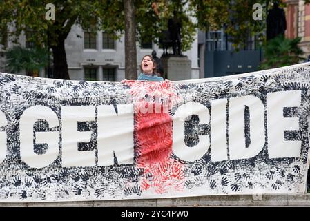 London, Großbritannien. 21. Oktober 2024. Pro-palästinensische Aktivisten protestieren auf dem Parlamentsplatz und fordern Großbritannien auf, den Waffenverkauf an Israel einzustellen. Anrede: Andrea Domeniconi/Alamy Live News Stockfoto