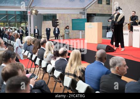 Berlin, Deutschland. Oktober 2024. Das Moka Feti Orchester spielt während einer Feier zum 25. Jahrestag der Nordischen Botschaften im Tiergarten. Quelle: Sebastian Christoph Gollnow/dpa/Alamy Live News Stockfoto