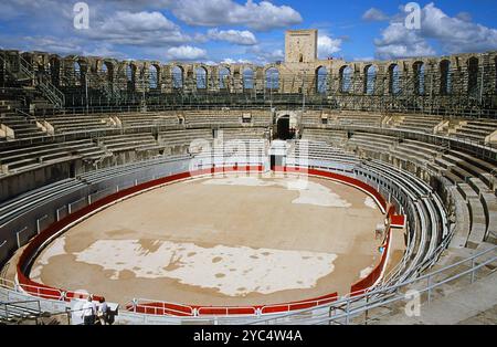 Das römische Amphitheater in Arles, Provence, Südfrankreich, von der Arena aus gesehen Stockfoto