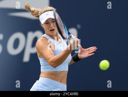 Tennisspielerin Anna Kalinskaya aus Russland in Aktion bei den US Open 2024 Championships, Billie Jean King Tennis Center, Queens, New York, USA. Stockfoto