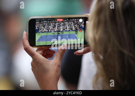 Zuschauer, der ein Tennisspiel mit dem Handy im Arthur Ashe Stadium während eines Spiels bei den US Open 2024 Championships aufnimmt, Billie Jean King Tennis Stockfoto