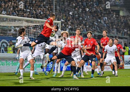 Unterhaching, Deutschland. Oktober 2024. Strafraumszene: Tim Danhof (TSV 1860, 2) Simon Skarlatidis (Unterhaching, 30) am Ball, Leroy Kwadwo (TSV 1860, 21) Manuel Stiefler (Unterhaching, 8) Patrick Hobsch (TSV 1860, 34) Lenn Jastremski (Unterhaching, 25), 20.10.2024, Unterhaching (Deutschland), Fussball, 3. LIGA, SPVGG UNTERHACHING - TSV 1860 MÜNCHEN, DFB/DFL-VORSCHRIFTEN VERBIETEN JEDE VERWENDUNG VON FOTOGRAFIEN ALS BILDSEQUENZEN UND/ODER QUASI-VIDEO. Quelle: dpa/Alamy Live News Stockfoto