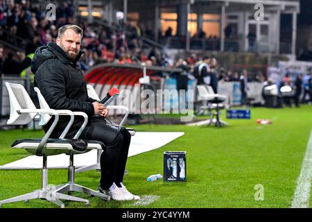 Unterhaching, Deutschland. Oktober 2024. Stadionsprecher Quirin Friedel (SpVgg Unterhaching), 20.10.2024, Unterhaching (Deutschland), Fussball, 3. LIGA, SPVGG UNTERHACHING - TSV 1860 MÜNCHEN, DFB/DFL-VORSCHRIFTEN VERBIETEN DIE VERWENDUNG VON FOTOGRAFIEN ALS BILDSEQUENZEN UND/ODER QUASI-VIDEO. Quelle: dpa/Alamy Live News Stockfoto