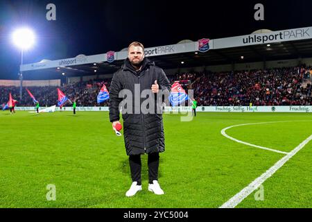 Unterhaching, Deutschland. Oktober 2024. Stadionsprecher Quirin Friedel (SpVgg Unterhaching), 20.10.2024, Unterhaching (Deutschland), Fussball, 3. LIGA, SPVGG UNTERHACHING - TSV 1860 MÜNCHEN, DFB/DFL-VORSCHRIFTEN VERBIETEN DIE VERWENDUNG VON FOTOGRAFIEN ALS BILDSEQUENZEN UND/ODER QUASI-VIDEO. Quelle: dpa/Alamy Live News Stockfoto