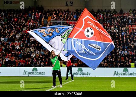 Unterhaching, Deutschland. Oktober 2024. Fahnenschwenker, 20.10.2024, Unterhaching (Deutschland), Fussball, 3. LIGA, SPVGG UNTERHACHING - TSV 1860 MÜNCHEN, DFB/DFL-VORSCHRIFTEN VERBIETEN DIE VERWENDUNG VON FOTOGRAFIEN ALS BILDSEQUENZEN UND/ODER QUASI-VIDEO. Quelle: dpa/Alamy Live News Stockfoto