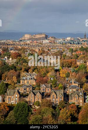 Blackfords, Edinburgh, Schottland, Großbritannien. 21. Oktober 2024. Nach den Sturm Ashley ist die Herbstfarbe der Laubbäume unverkennbar gut, oft starke Winde und Regen, wie es die Stadt letzte Nacht hatte, würden viele der Bäume von ihren bunten Blättern befreien, aber bisher so gut. Im Bild: Der Blick von Blackford Hill über Grange, Marchmont und Newington. Quelle: Archwhite/Alamy Live News. Stockfoto