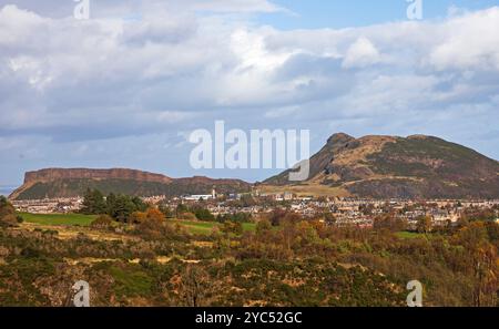 Blackfords, Edinburgh, Schottland, Großbritannien. 21. Oktober 2024. Nach den Sturm Ashley ist die Herbstfarbe der Laubbäume unverkennbar gut, oft starke Winde und Regen, wie es die Stadt letzte Nacht hatte, würden viele der Bäume von ihren bunten Blättern befreien, aber bisher so gut. Im Bild: Der Blick von Blackford Hill über Grange, Marchmont und Newington. Quelle: Archwhite/Alamy Live News. Stockfoto