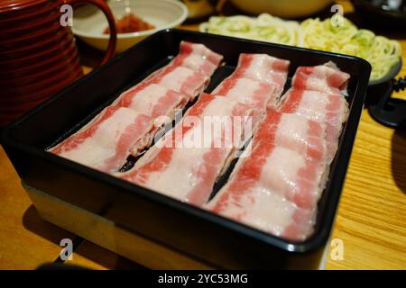 Roher Schweinebauch auf schwarzem Teller für japanische Gerichte. Stockfoto