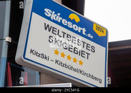 In Kitzbühel wurde das Skigebiet Kitzbühel/Kirchberg vom SKIRESORT 2024 zum besten Skigebiet der Welt gewählt Stockfoto