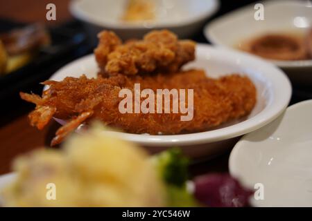 Gebratene Garnelen auf dem Tisch in einem japanischen Restaurant Stockfoto