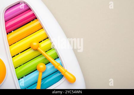 Buntes Xylophon auf grauem Hintergrund. Leerzeichen für Text. Draufsicht Stockfoto