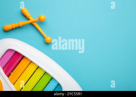 Buntes Xylophon auf blauem Hintergrund. Leerzeichen für Text. Draufsicht Stockfoto