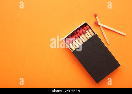 Box mit Übereinstimmungen mit Übereinstimmungen auf orangem Hintergrund. Leerzeichen für Text. Draufsicht Stockfoto