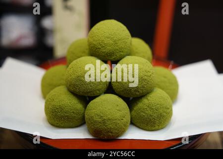 Mochi mit grünem Tee, einem japanischen Dessert Stockfoto