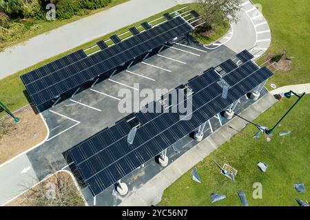 Beschädigt durch Hurrikanwind, Photovoltaik-Solarpaneele auf dem Dach des Parkplatzes zur Erzeugung von ökologischem Strom. Folgen von Nat Stockfoto