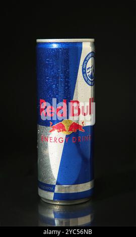 Mykolaiv, Ukraine - 2. Mai 2023: Red Bull Energy Drink in Dose mit Wassertropfen auf schwarzem Hintergrund. Draufsicht Stockfoto