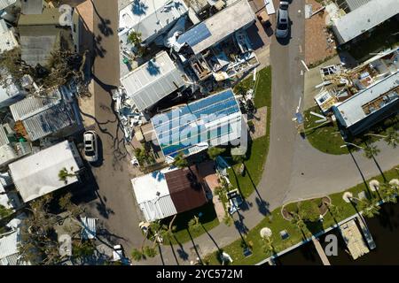 Folgen von Naturkatastrophen. Schwer beschädigte Häuser nach Hurrikan Ian in Florida Wohngebiet für Wohnmobile. Stockfoto