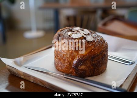 Brot mit Mandeln auf Holztisch im Café Stockfoto