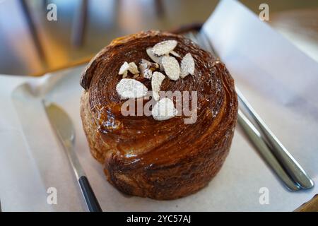 Brot mit Mandeln auf Holztisch im Café Stockfoto